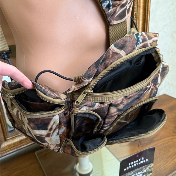 Camo Hunter’s Harness. Pro grade. Ballistic Nylon. Many storage areas. - Picture 13 of 14